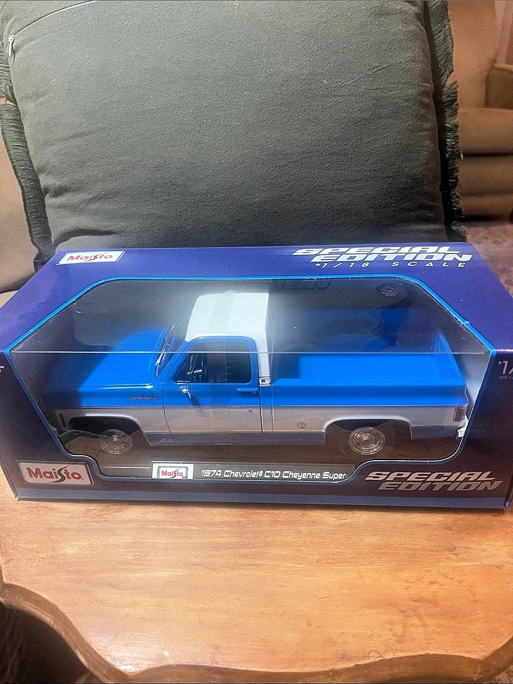 Maisto 1974 Chevrolet C10 Cheyenne Super Special Edition 1/18 Scale 1/18 Blue &